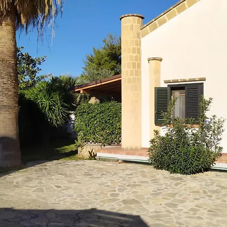 Con Giardino Sul Lungomare Campofelice Di Roccella